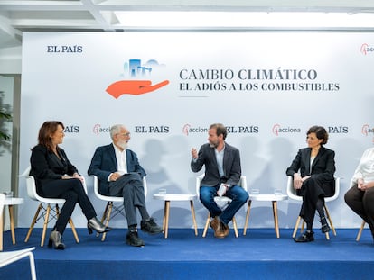 Desde la izquierda, Cristina Monge (politóloga), José Manuel Moreno Rodríguez (Universidad de Castilla-La Mancha), Clemente Álvarez (EL PAÍS), Mariola Domenech (Acciona Energía) y Yolanda Luna (Aemet).